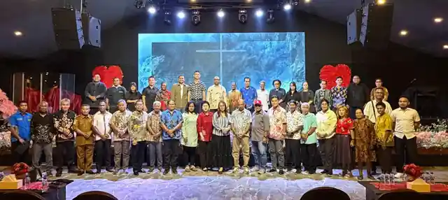 Foto bersama Panitia Natal dan pimpinan gereja PGGM
